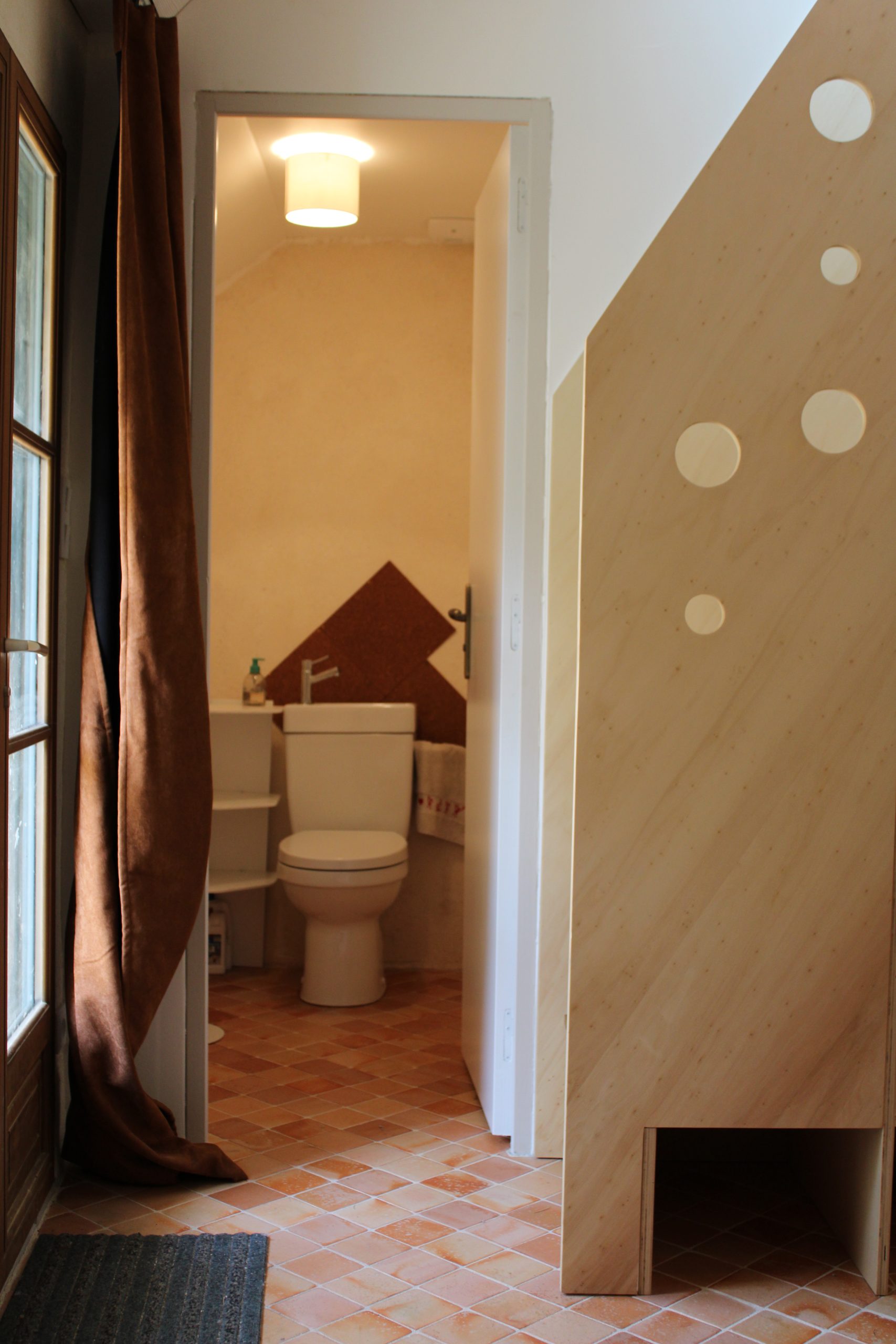 Photo - La Norre - entrée - toilette - terre cuite - échelle de meunier